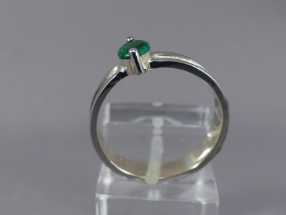 Bicolor ring met smaragd