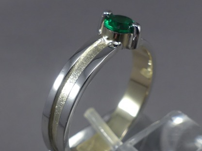 Bicolor ring met smaragd