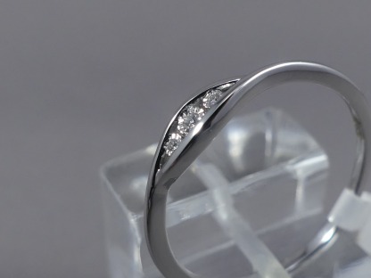 witgouden ring met 3 diamanten