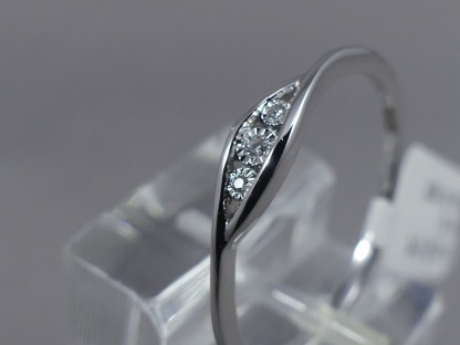 witgouden ring met 3 diamanten