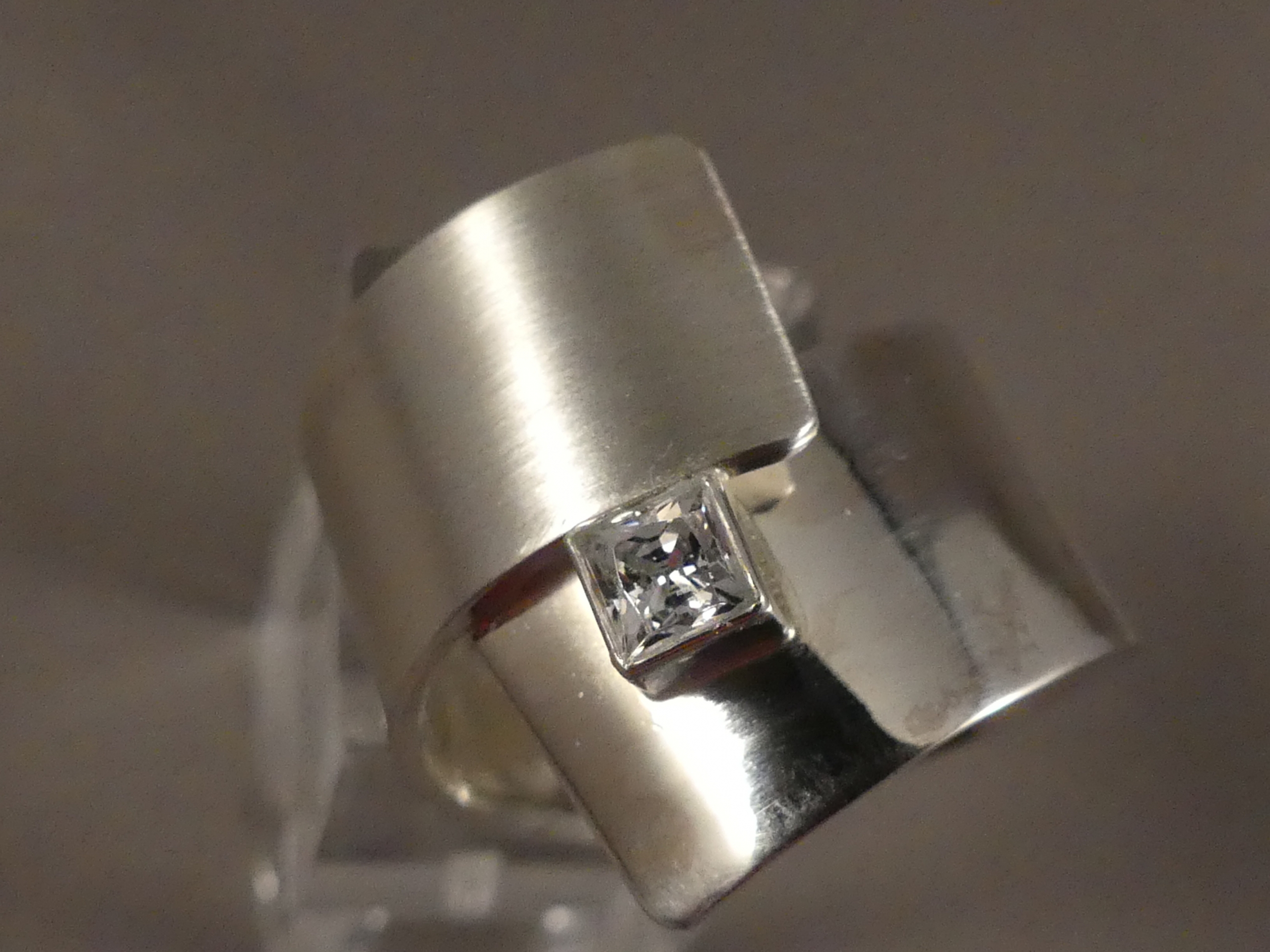 enthousiast Accumulatie Plantkunde Strakke zilveren ring met steen | Juwelier Helmond