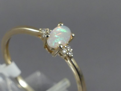 Damesring met Opaal en diamant