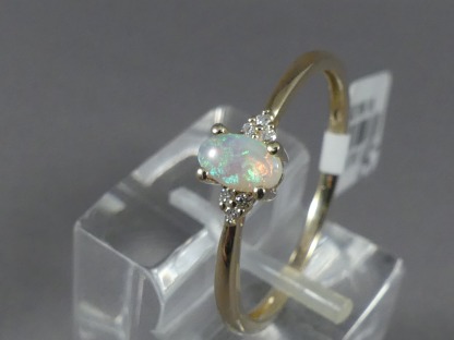 Damesring met Opaal en diamant