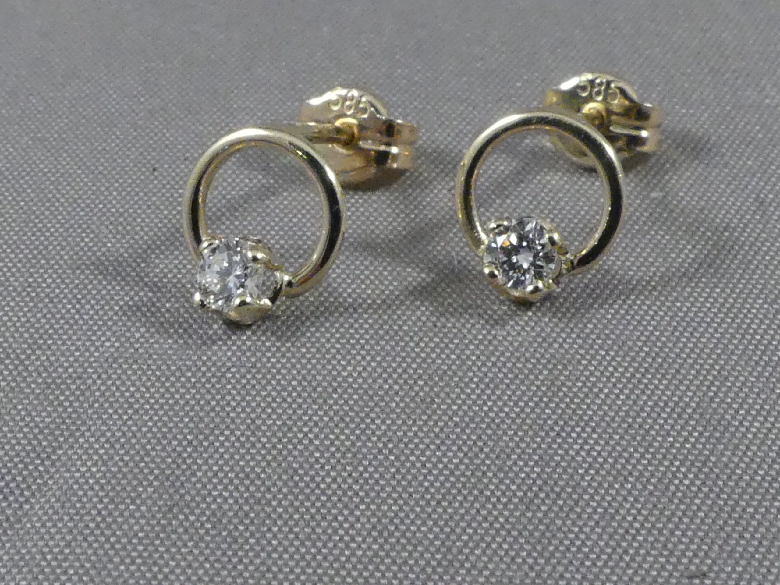 Gouden oorbellen met diamant