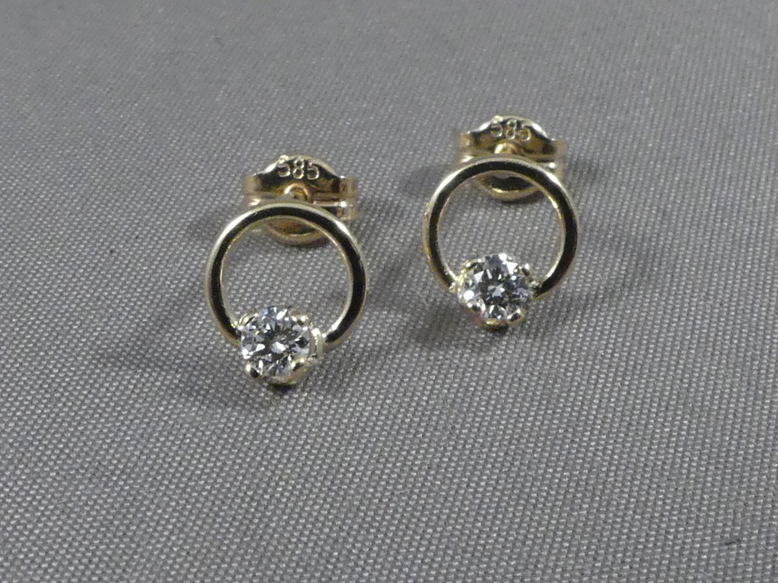 Gouden oorbellen met diamant