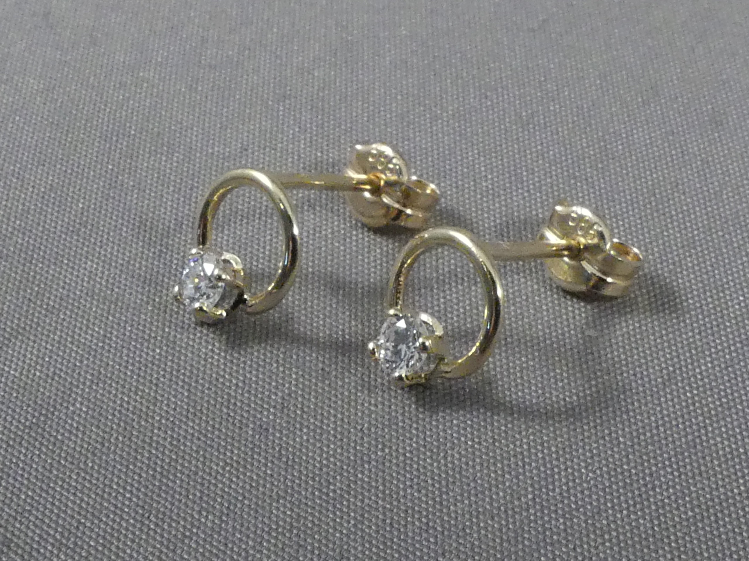 Gouden oorbellen met diamant