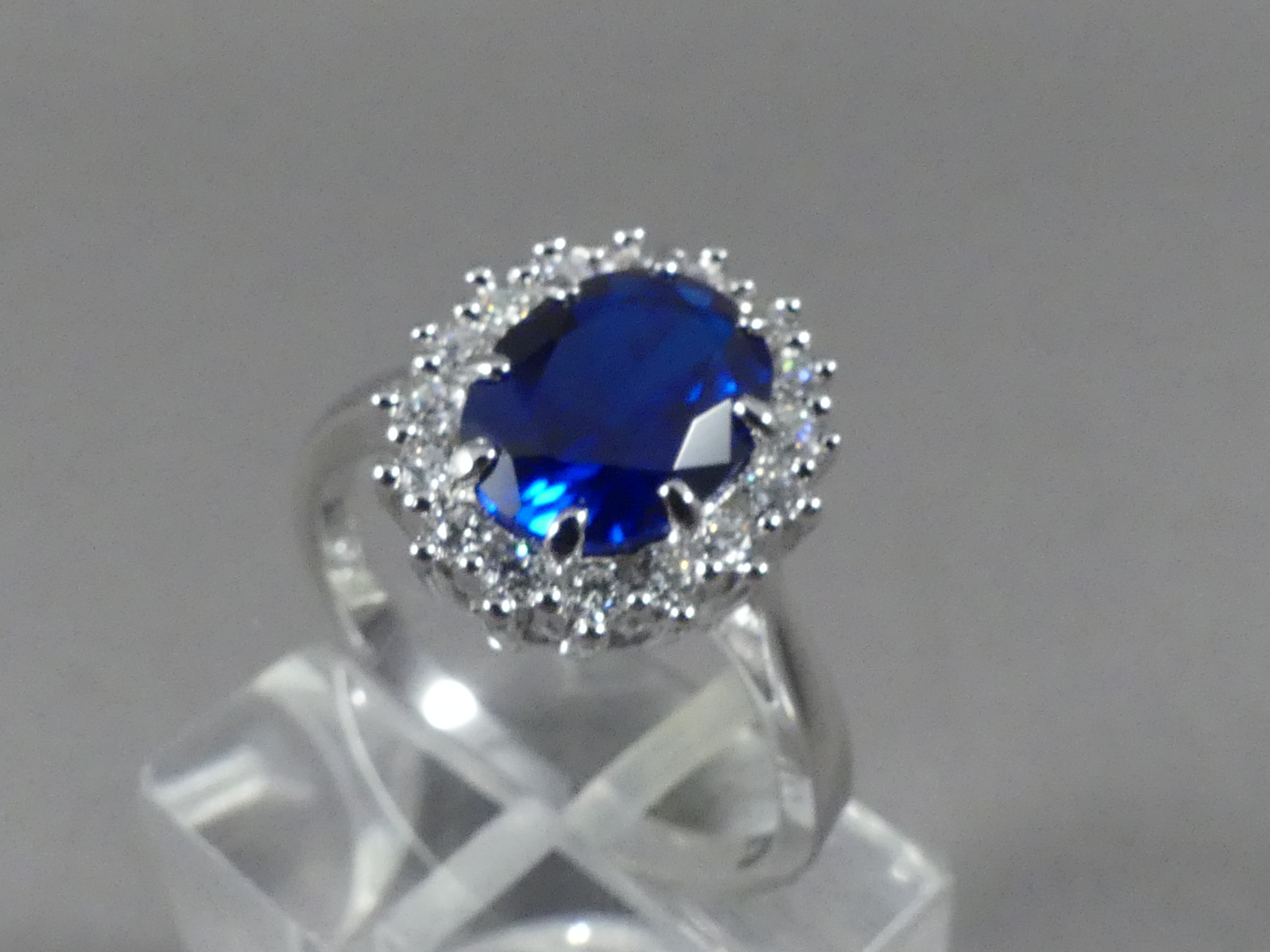 Ring zirkonia en blauwe saffier halo