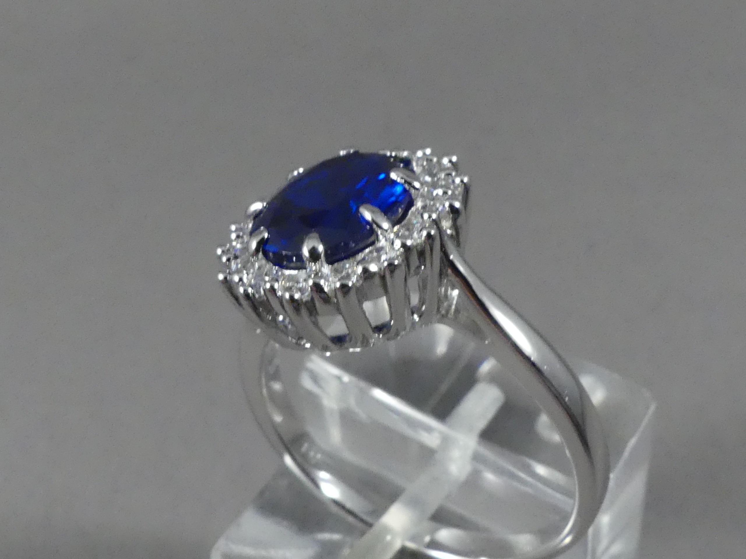 Ring zirkonia en blauwe saffier halo