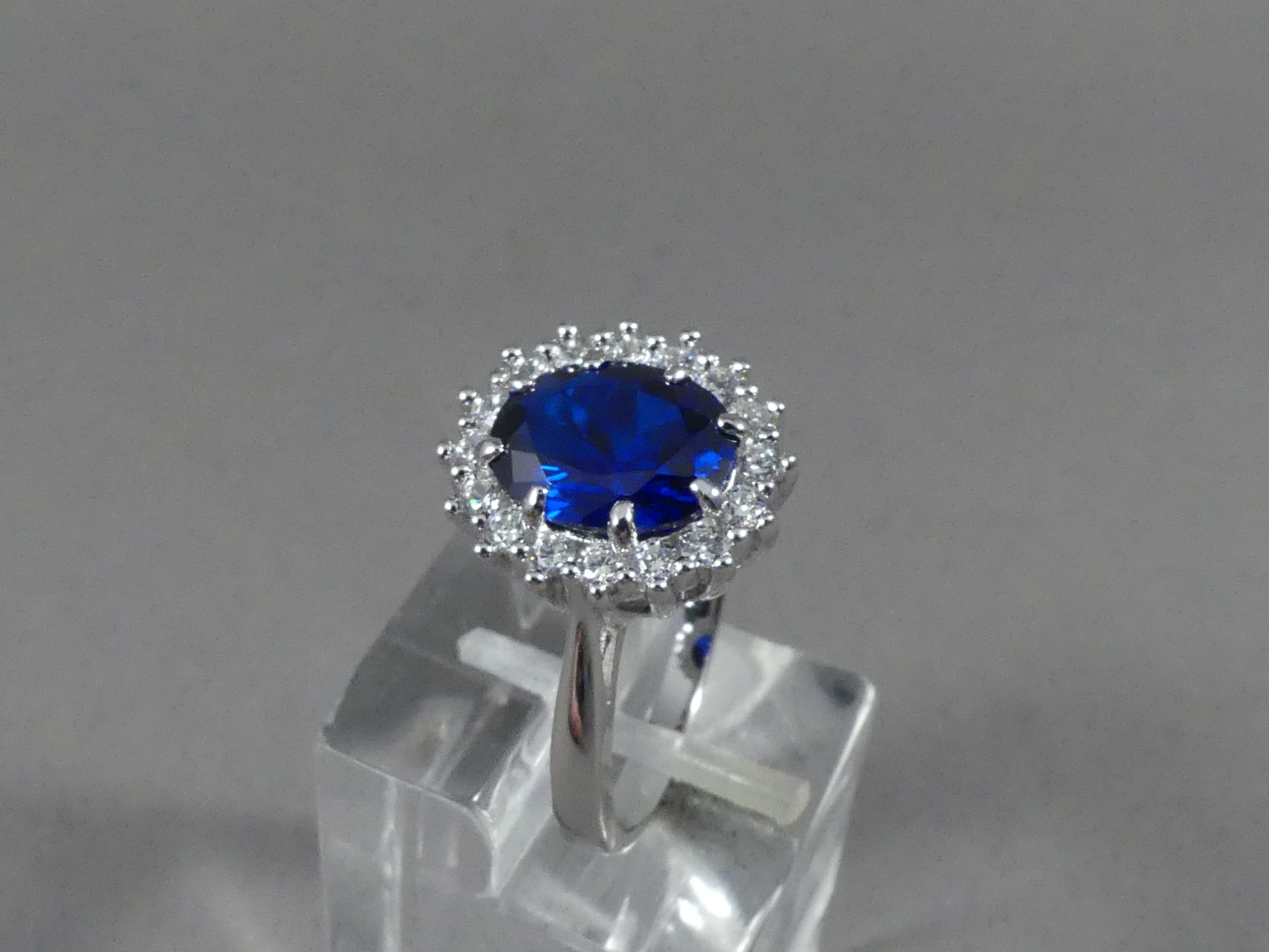 Ring zirkonia en blauwe saffier halo