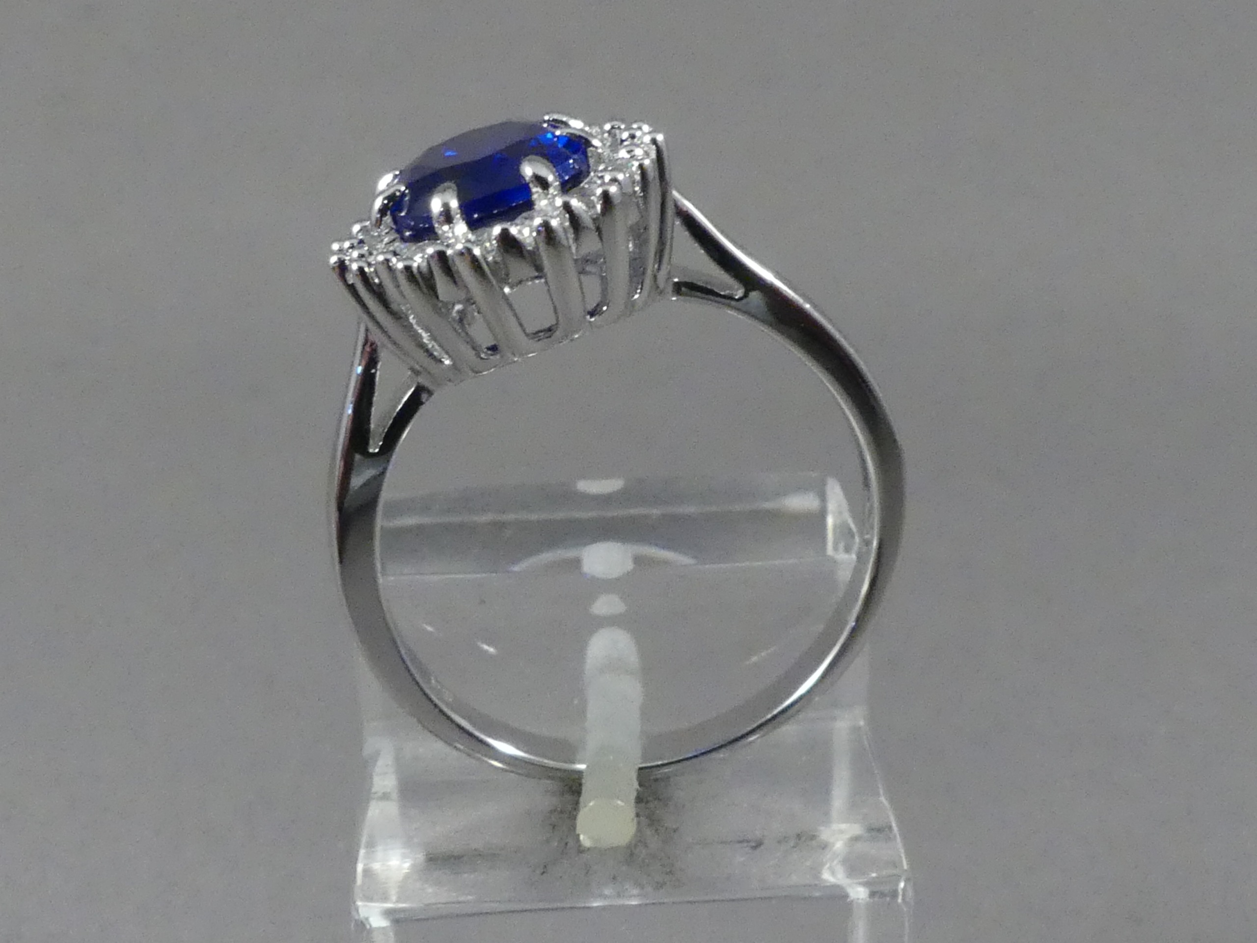 Ring zirkonia en blauwe saffier halo