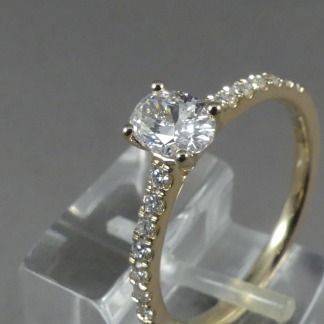 Verlovingsring ovale diamant met zijstenen