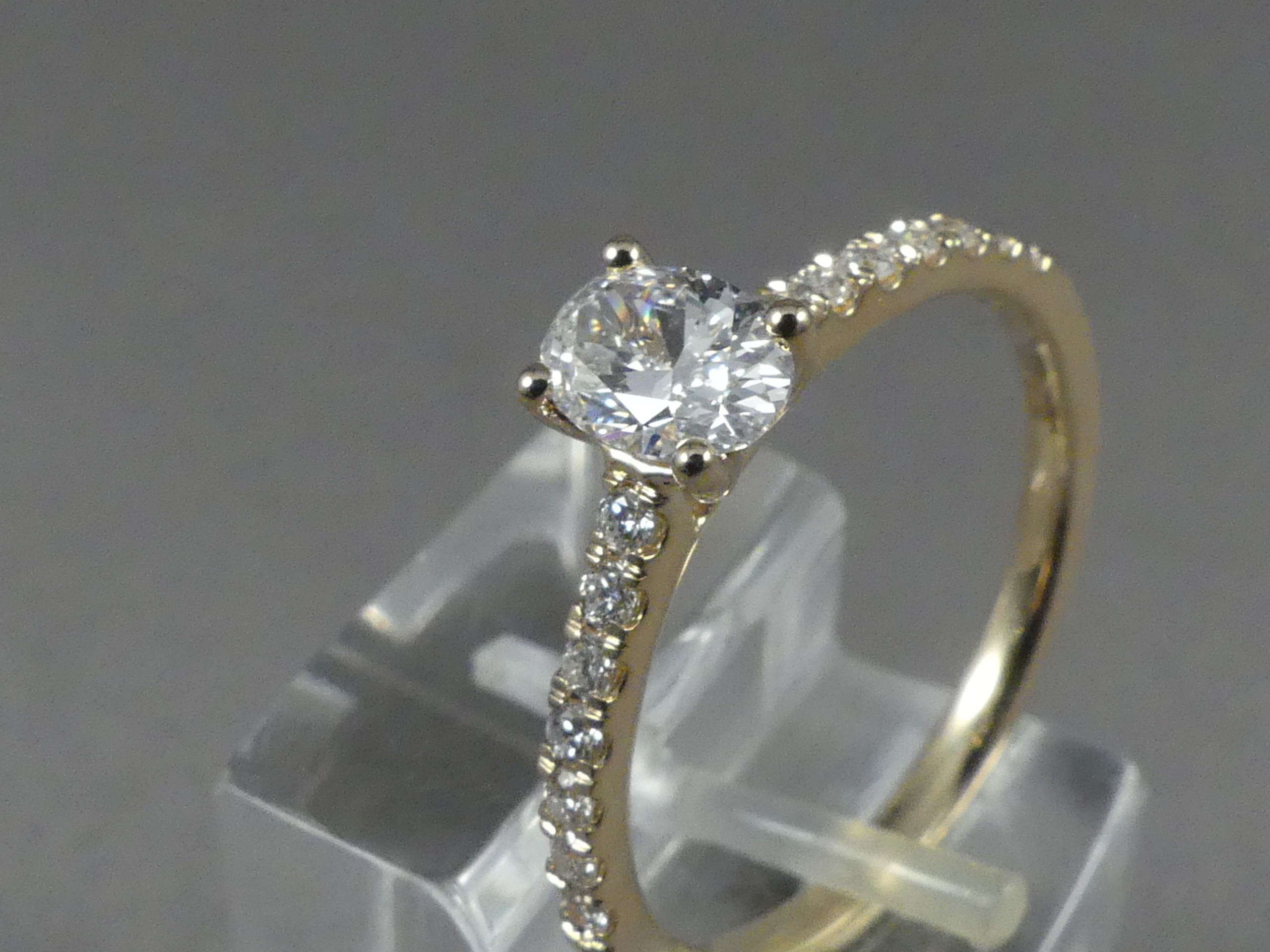 Verlovingsring ovale diamant met zijstenen