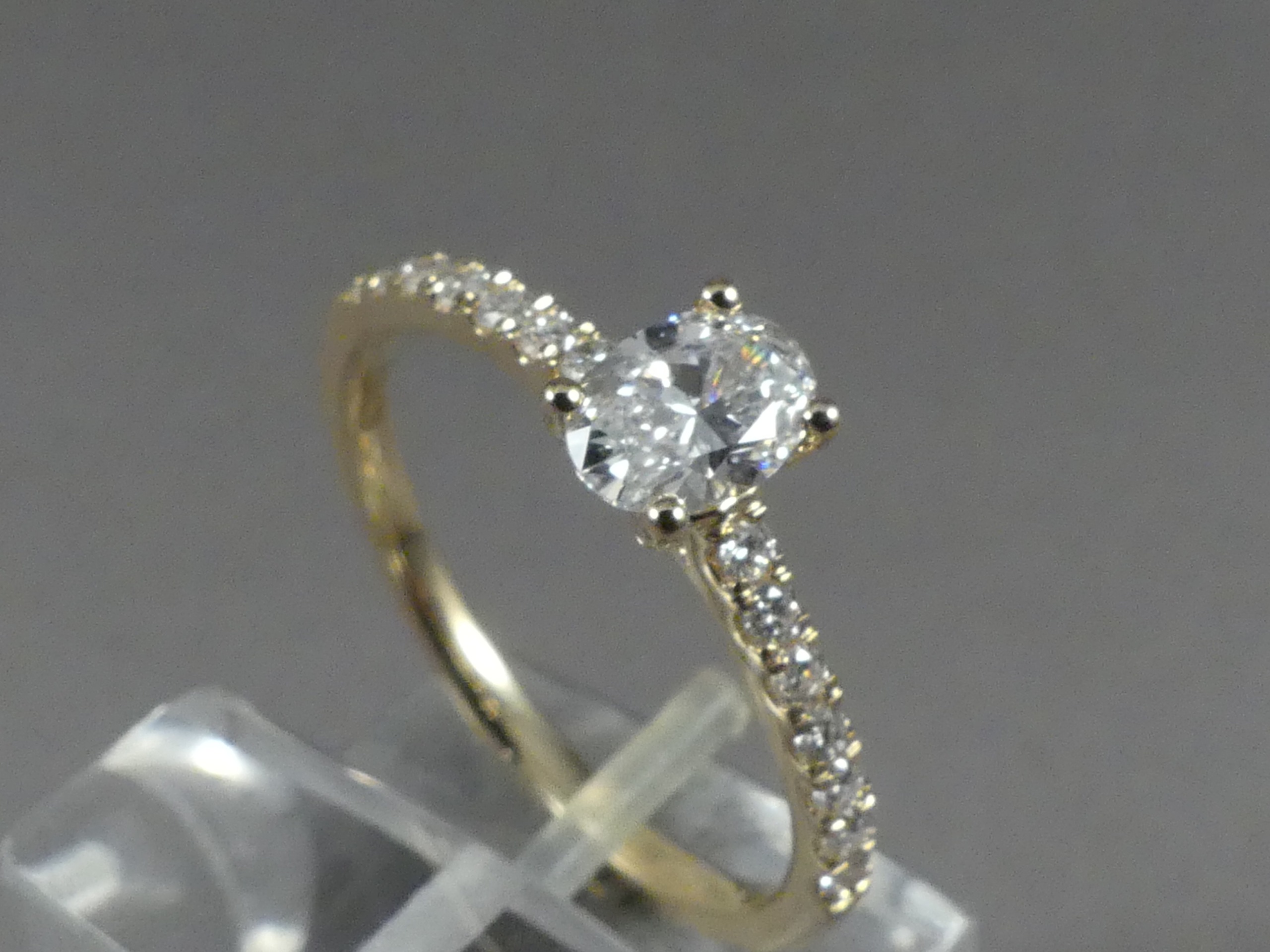 Verlovingsring ovale diamant met zijstenen