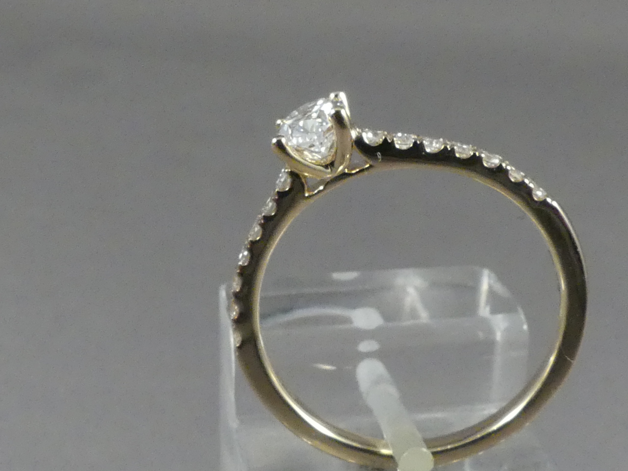 Verlovingsring ovale diamant met zijstenen